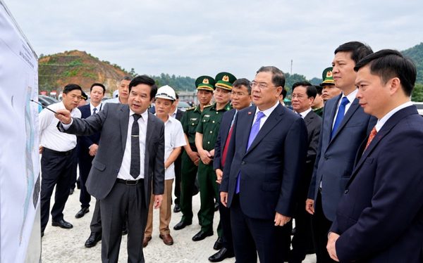 Phó Thủ tướng Thường trực khảo sát việc triển khai cửa khẩu thông minh tại Lạng Sơn