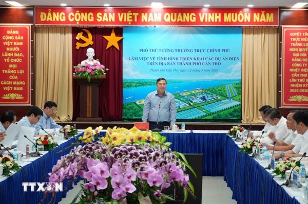 Phó Thủ tướng Thường trực Phạm Gia Túc làm việc về các dự án điện tại Cần Thơ
