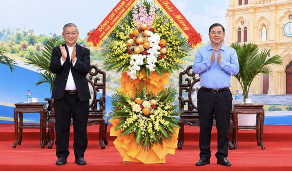 Phó Thủ tướng Thường trực Phạm Gia Túc thăm nhà thờ Giáo phận Bùi Chu