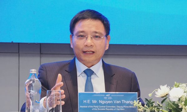 Phó thủ tướng: Trung tâm tài chính phấn đấu có ngân hàng thành viên vào tháng 11