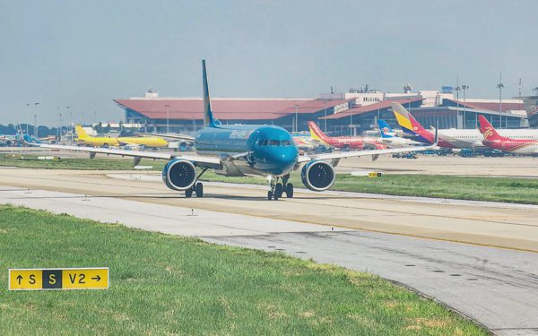 Phó thủ tướng yêu cầu rà soát sức khỏe, nhân thân phi công nước ngoài