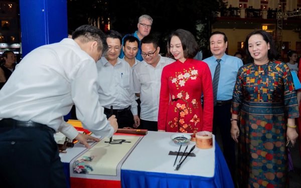 Phó trưởng ban Tuyên giáo TW lan tỏa tình yêu sách ở Hội sách Hà Nội