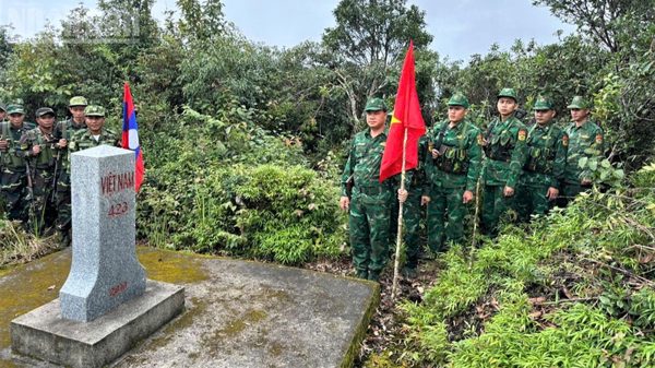 Phối hợp tuần tra song phương trên biên giới Việt Nam-Lào