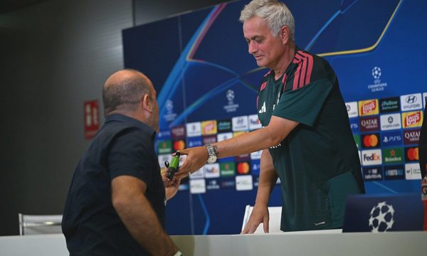 Phóng viên tặng Mourinho vòi phun nước