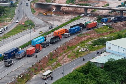 Phớt lờ biển cấm, tai nạn nhiều xe máy ‘liều mình’ chạy vào làn ô tô tại TPHCM