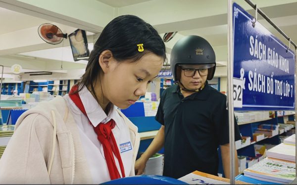 Photo sách giáo khoa cho con học tạm: Đúng tình, nhưng có sai luật?