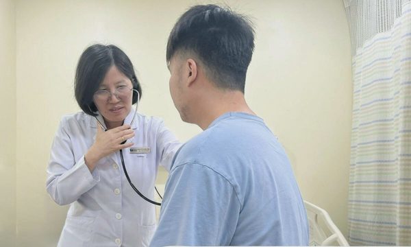 Phù chân do bất thường mạch máu