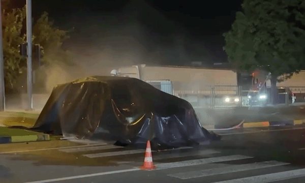 Phủ chăn, phun nước dập cháy xe điện Tesla suốt 3 tiếng