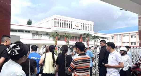 Phụ huynh bức xúc khi đến họp muộn, trường đóng cổng: Hiệu trưởng nói gì?