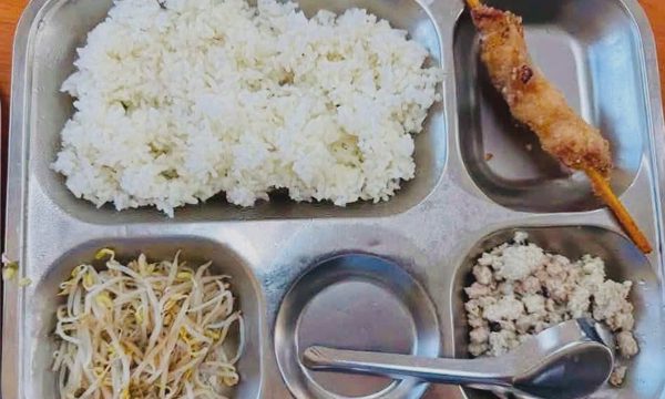 Phụ huynh bức xúc vì suất ăn bán trú 40.000 đồng 'lèo tèo'