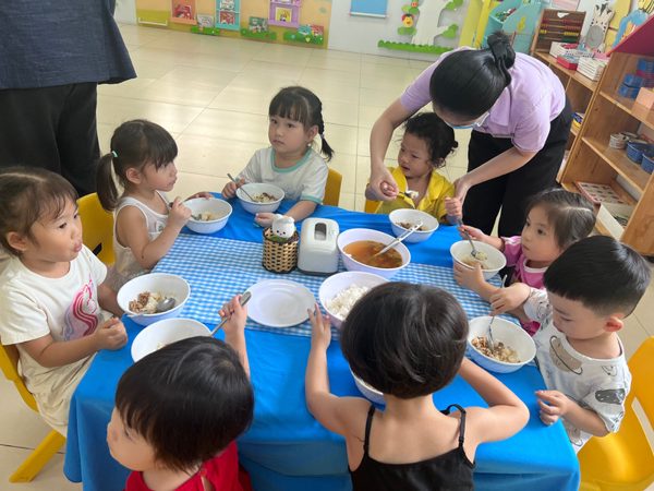 Phụ huynh cần được tiếp cận thông tin liên quan đến suất ăn của học sinh