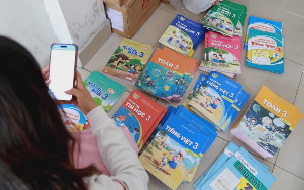 Phụ huynh chen nhau mua sách trước ngày khai giảng, nhiều người ra về tay trắng