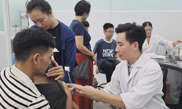 Phụ huynh đổ xô đưa con tiêm vaccine não mô cầu