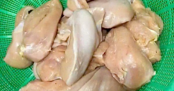 Phụ huynh Hà Nội lại phát hiện tôm ươn, thịt gà 'bốc mùi' vào bếp ăn trường học