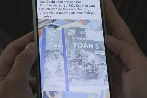 Phụ huynh huy động tổng lực lùng tìm, photocopy sách giáo khoa cho con