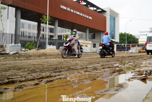 Phụ huynh kêu trời vì phải lội bùn mỗi khi đưa đón con