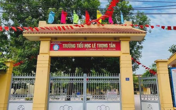 Phụ huynh kiểm tra bếp ăn bán trú đột xuất, phát hiện 'tôm ươn, thịt gà có mùi lạ'
