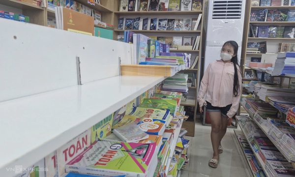 Phụ huynh mướt mồ hôi 'săn' từng cuốn sách giáo khoa