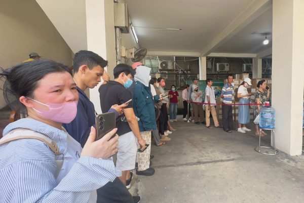 Phụ huynh nghỉ làm, vượt trăm km lên TPHCM xếp hàng giữa nắng nóng mua SGK