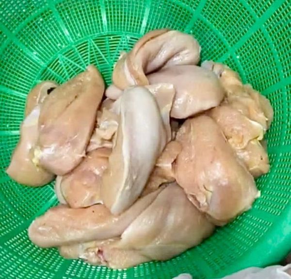 Phụ huynh phát hiện 'tôm ươn, thịt gà có mùi' đưa đến trường học Hà Nội
