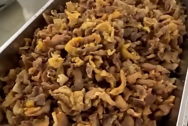 Phụ huynh tố bữa ăn bán trú 'toàn tóp mỡ', Xã yêu cầu giám định mẫu thịt