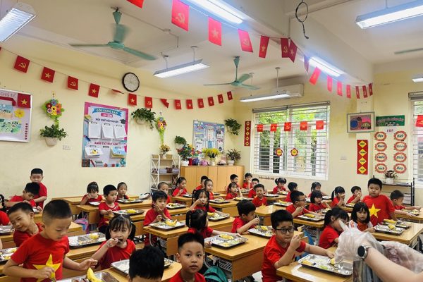 Phụ huynh ‘tố’ con đau bụng phải nhập viện, phường khẳng định không do ăn bán trú
