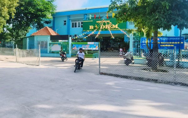 Phụ huynh vui mừng khi đường đầy 'ổ voi' trước cổng Trường mầm non Bà Điểm được nâng cấp