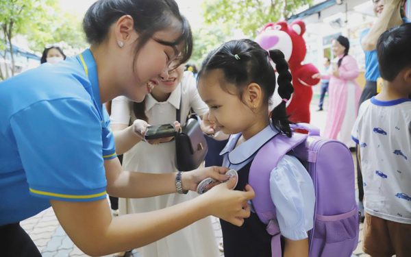 Phụ huynh xôn xao cặp học sinh cũng phải ‘đồng phục’, trường nói 'hiểu nhầm'