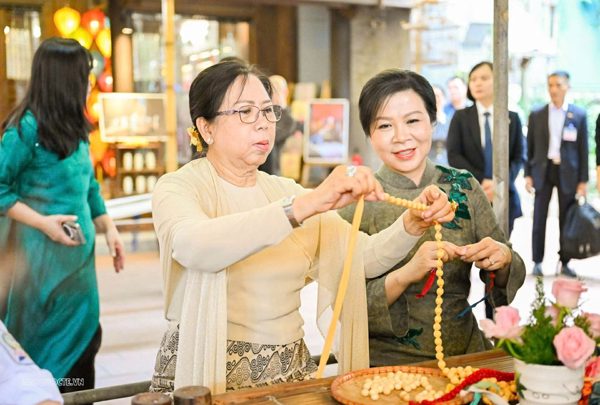 Phu nhân Ngô Phương Ly cùng phu nhân Tổng thống Myanmar thăm làng lụa Vạn Phúc