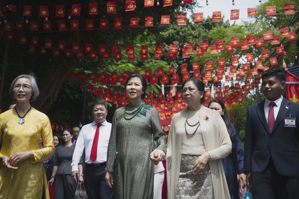 Phu nhân Ngô Phương Ly cùng Phu nhân Tổng thống Myanmar thăm làng Vạn Phúc