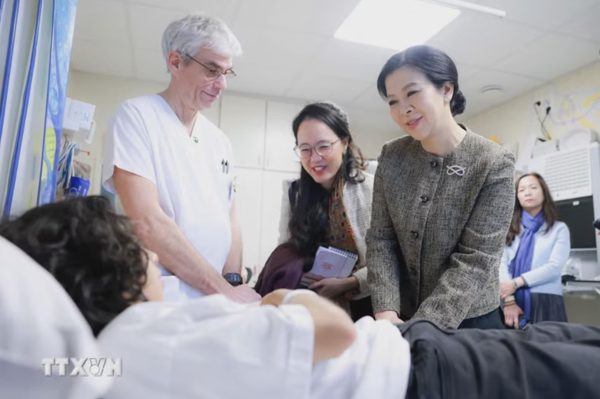 Phu nhân Tổng Bí thư, Chủ tịch nước thăm mô hình bệnh viện - trường học cho trẻ em tại Bỉ