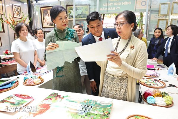 Phu nhân Tổng Bí thư, Chủ tịch nước Tô Lâm và Phu nhân Tổng thống Myanmar thăm làng lụa Vạn Phúc
