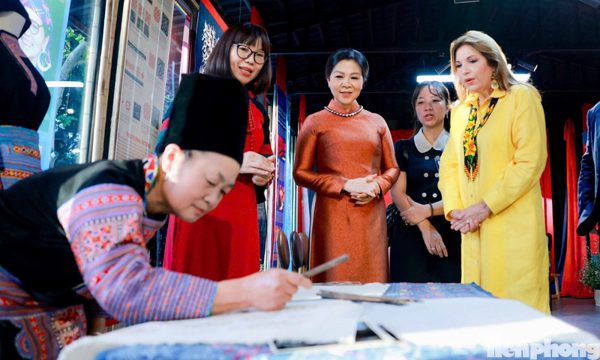 Phu nhân Tổng Bí thư, Chủ tịch nước Tô Lâm và Phu nhân Tổng thống Panama tìm hiểu trang phục dân tộc thiểu số