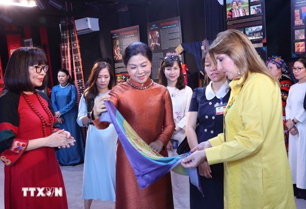 Phu nhân Tổng Bí thư, Chủ tịch nước Tô Lâm và Phu nhân Tổng thống Panama tìm hiểu văn hóa các dân tộc Việt Nam