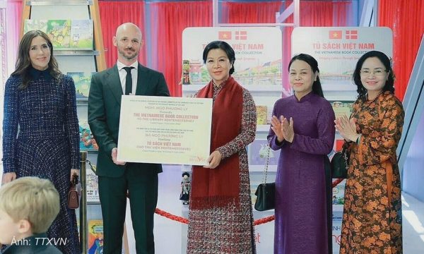 Phu nhân Tổng Bí thư, Chủ tịch nước trao tặng 'Tủ sách Việt Nam' cho thư viện Đan Mạch