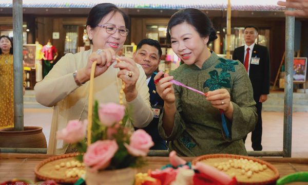 Phu nhân Tổng Bí thư, Chủ tịch nước và phu nhân Tổng thống Myanmar thăm làng lụa Vạn Phúc