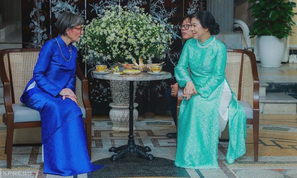 Phu nhân Tổng thống Thụy Sĩ mặc áo dài, thưởng trà cùng phu nhân Tổng Bí thư, Chủ tịch nước