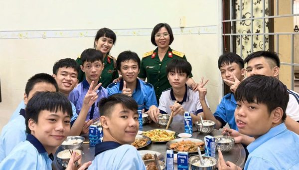 Phụ nữ áo lính Gia Lai mang yêu thương đến Trường Chuyên biệt Hy Vọng