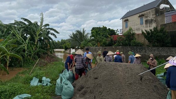 Phụ nữ Bắc Ninh sát cánh cùng người dân trong bão lũ