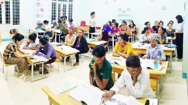 Phụ nữ Mã Liềng học chữ để thoát nghèo