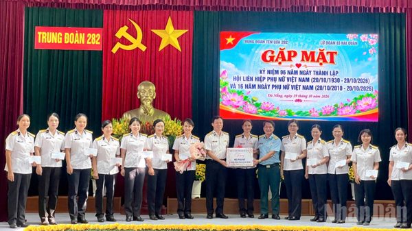 Phụ nữ Trung đoàn Tên lửa 282 và Lữ đoàn Công binh 83 Hải quân thắt chặt tình đoàn kết