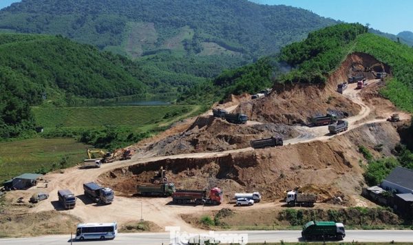 Phú Thọ: Rầm rộ bạt núi 'tận thu' đất đá, bụi bay trắng trời