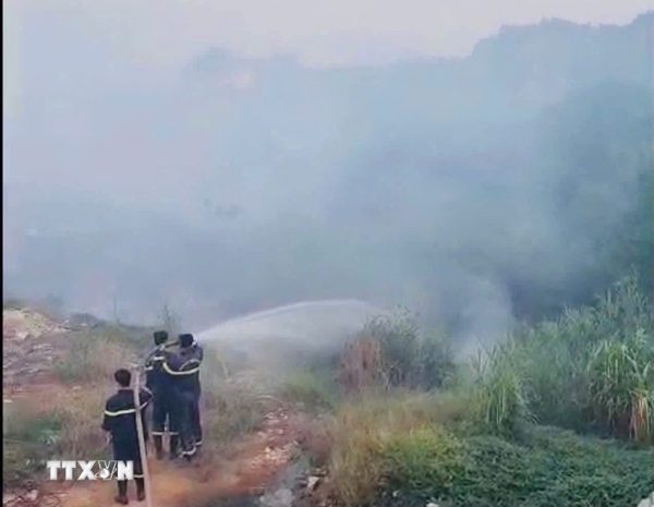 Phú Thọ tập trung xử lý các điểm cháy âm ỉ tại bãi rác Núi Bông