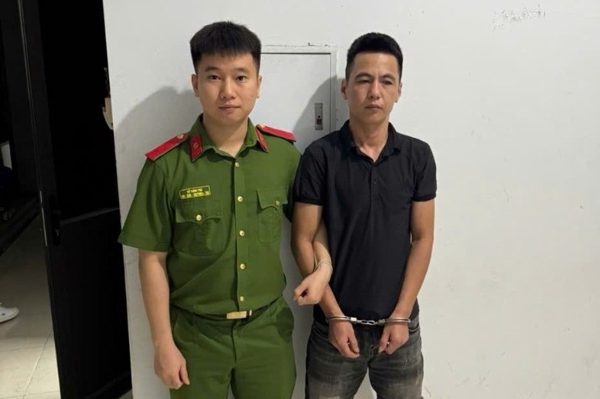 Phụ xe cầm gậy bóng chày đánh gãy tay nam tài xế xe khách khác