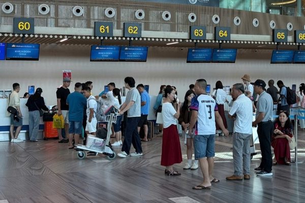 Phục vụ 13 vạn khách mỗi ngày dịp 2/9, sân bay Tân Sơn Nhất siết chặt an ninh