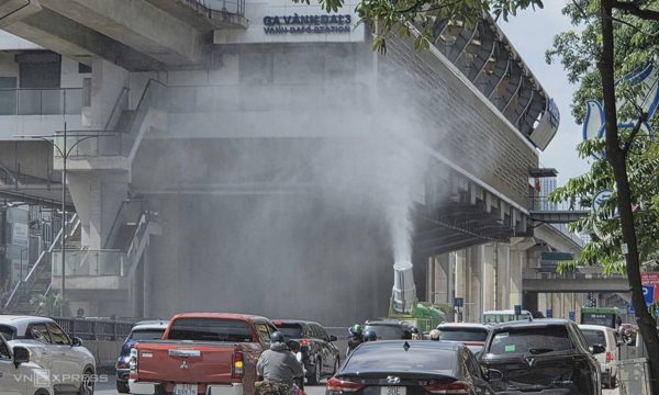 Phun sương dập bụi ở Hà Nội