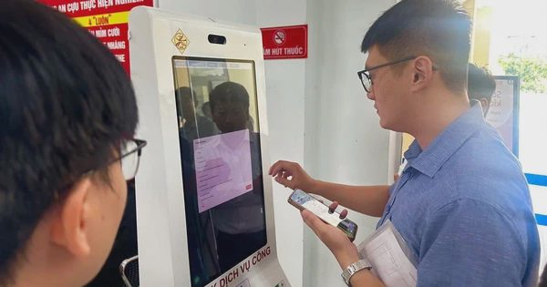 Phường đầu tiên ở Huế đưa robot Kiosk toàn trình vào phục vụ dịch vụ công