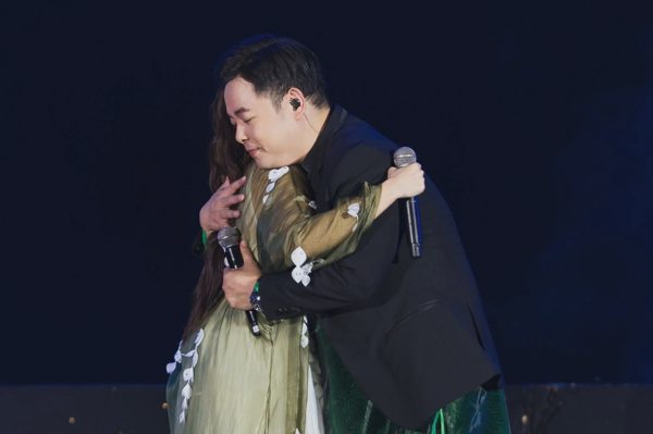 Phương Mỹ Chi bật khóc hội ngộ Quang Lê, nói rõ mối quan hệ sau nhiều năm
