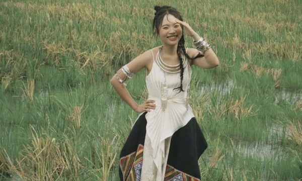 Phương Mỹ Chi bị phản ứng vì 'sử dụng khăn Piêu sai cách'