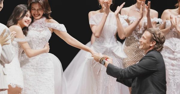Phương Vy idol bất ngờ được chồng cầu hôn trên sân khấu